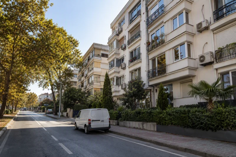 Temsili görsel: Kadıköy tipi orta yükseklikte apartman cephesi, balkonlarda klima dış üniteleri